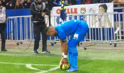 安东尼奥：拜合拉木一直在给球队带来帮助；我让球员远离外界评论（安东尼奥：拜合拉木持续为球队做贡献，我要求球员远离外界评论）