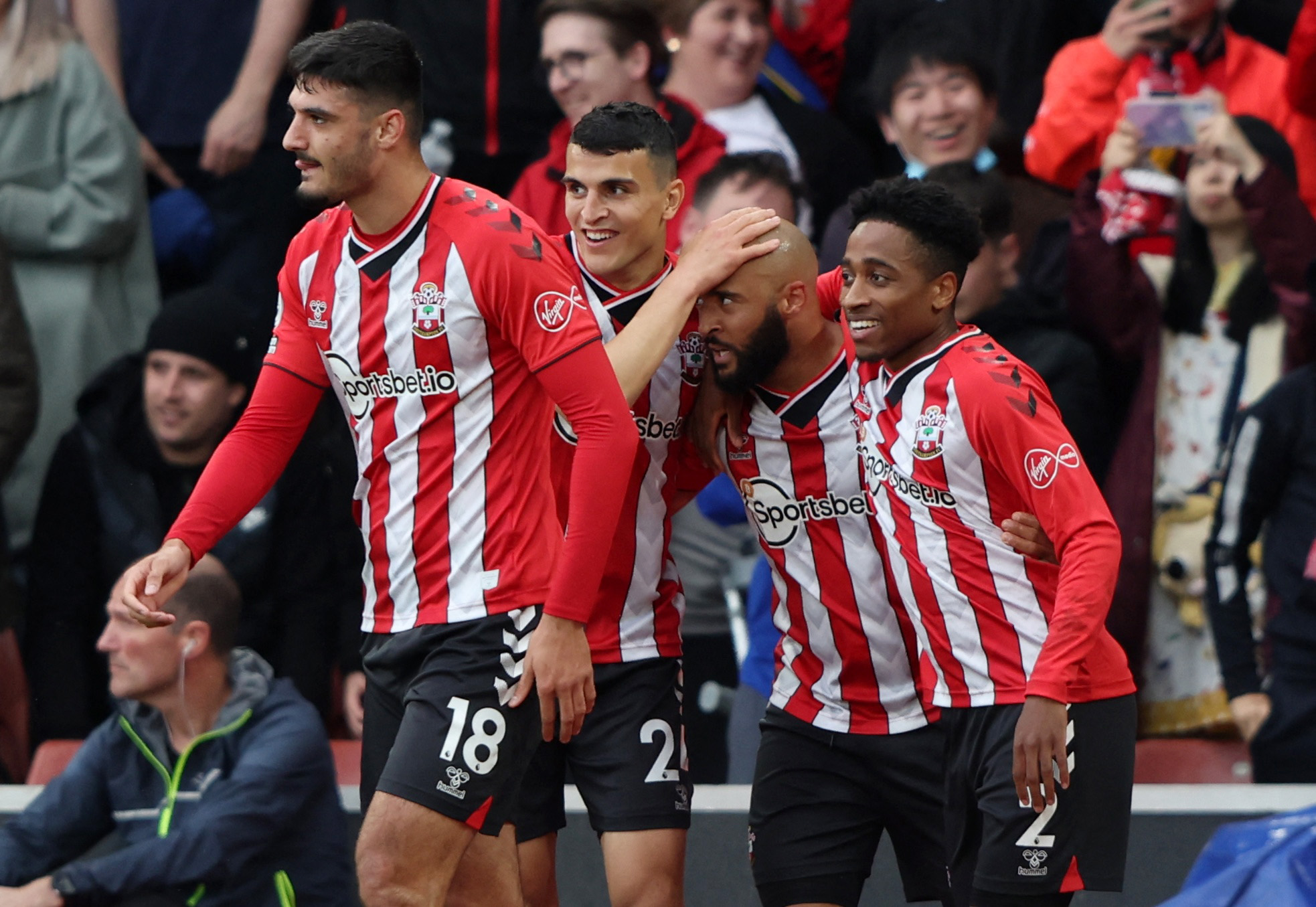 拜仁再度横扫对手，领先德甲积分榜（拜仁再献大胜，稳居德甲榜首）