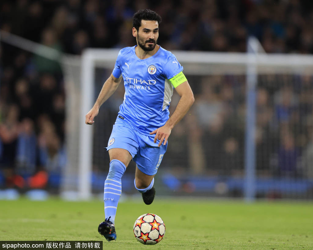 摄像机记录姆巴佩场上语言：向裁判索要解释、让贝林进行压迫（镜头捕捉姆巴佩场上交流：向裁判要解释，指挥贝林前场施压）