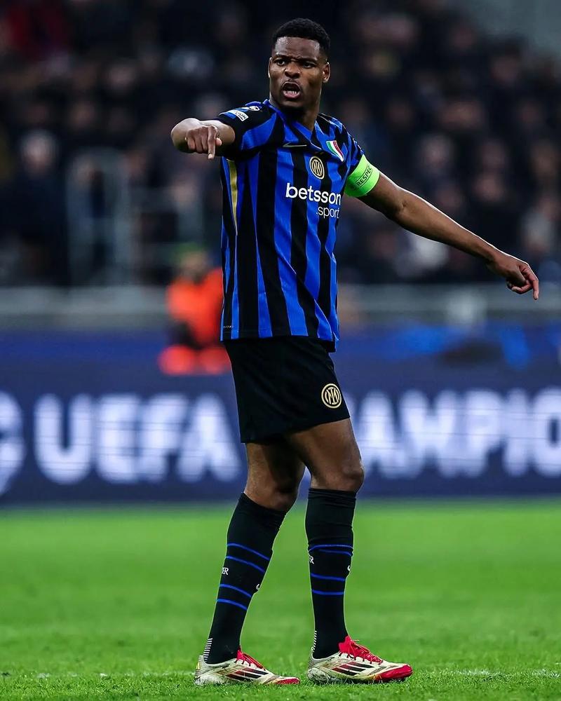 一场4-0！让意甲榜首易主：国米大胜登顶，争冠4强差3分米兰有戏（4-0大胜改写意甲榜首：国米登顶，争冠四强仅差3分，米兰仍有机会）