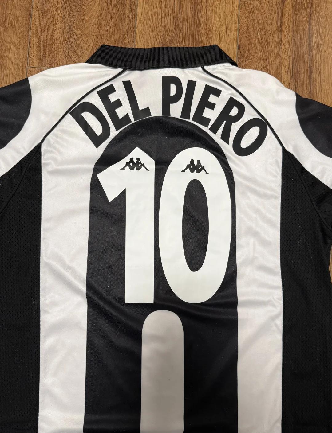 上海海港实现中超三连冠，为中国顶级联赛历史第三队