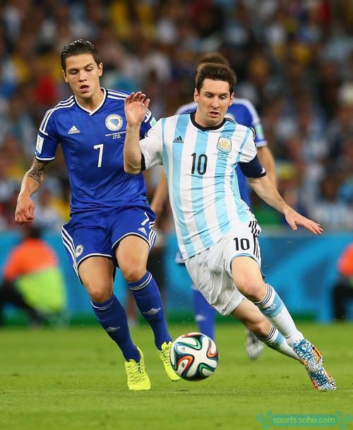 莱比锡中场海达拉300万欧加盟朗斯，签约至2029（朗斯以300万欧签下莱比锡中场海达拉，合同至2029年）