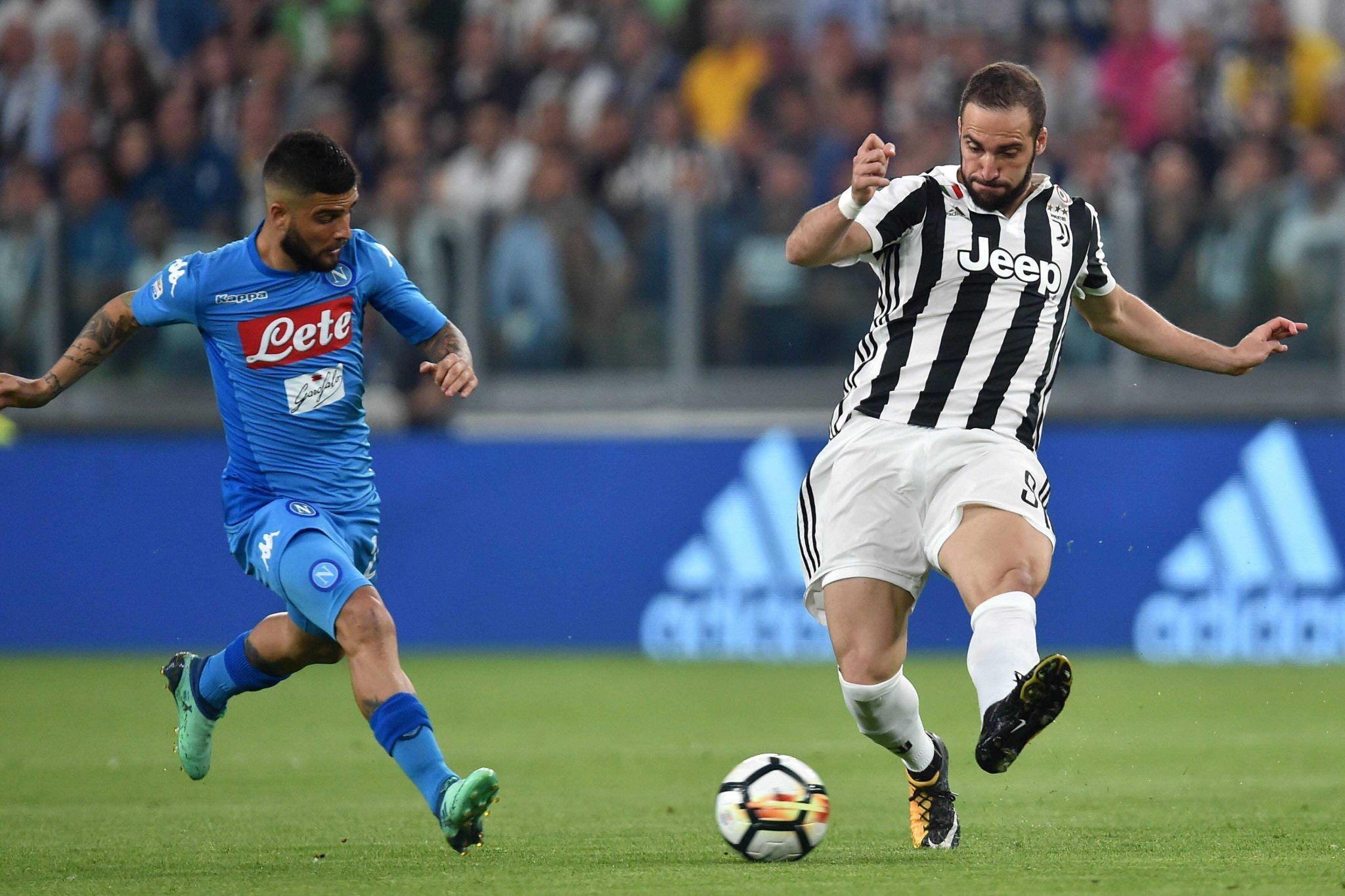 得分机器！里夫斯狂砍44+11大号两双，湖人力克猛龙（里夫斯火力全开轰下44分11助攻，湖人击退猛龙）